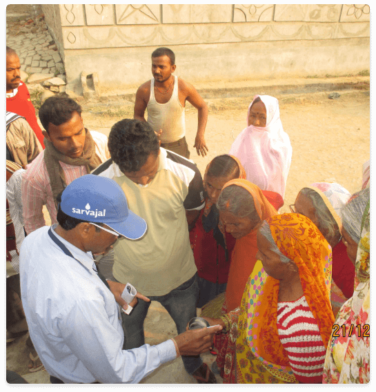 volunteer-discussing-with-villagers